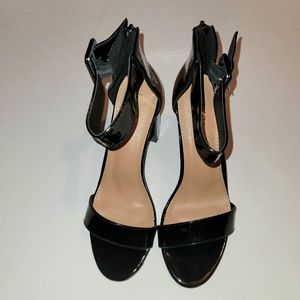 Rouge Helium Black Patent Leather Heels Size 9.